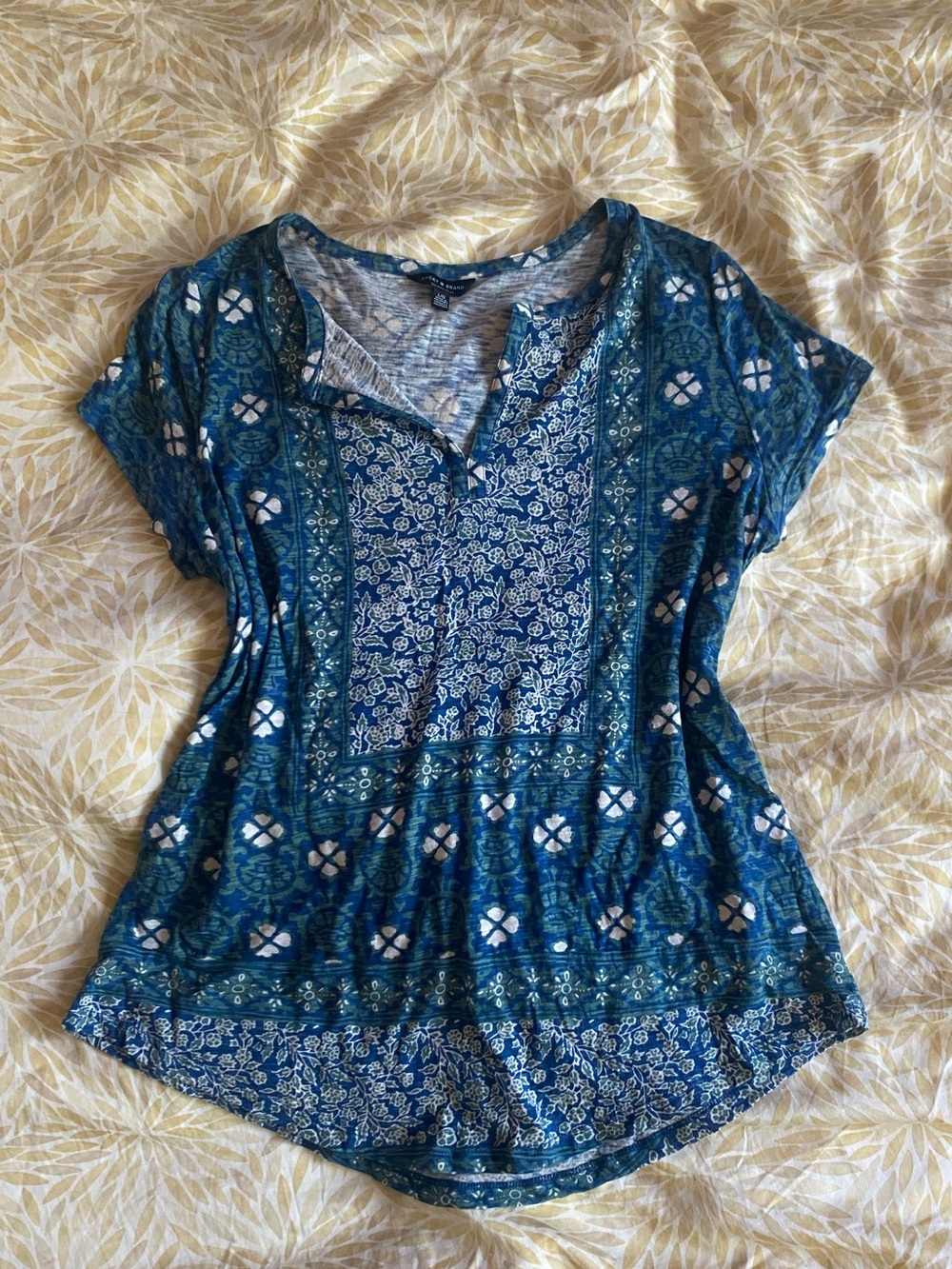 NWOT Lucky Brand Teal and White Printed Short Sleeve V-Neck Top size Large